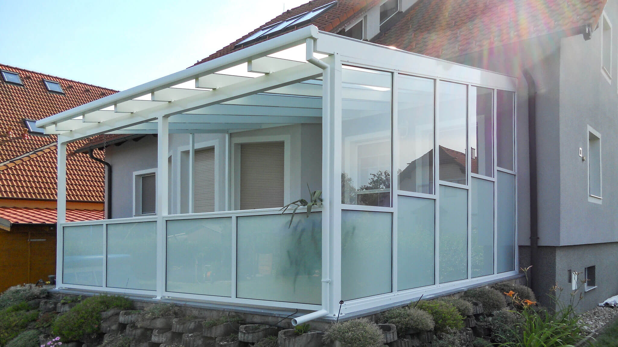 Terrassenüberdachung – Komplettverglasung, Glasgeländer, Tür 1 SAP Metallbau Ariane Terrasse Hollabrunn 16x9 Schraegansicht 2